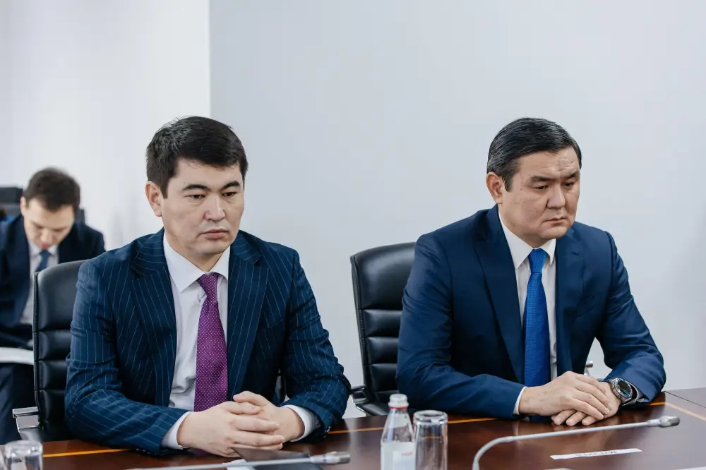 Аким Атырауской области вручил государственные награды работникам сельского хозяйства (7)