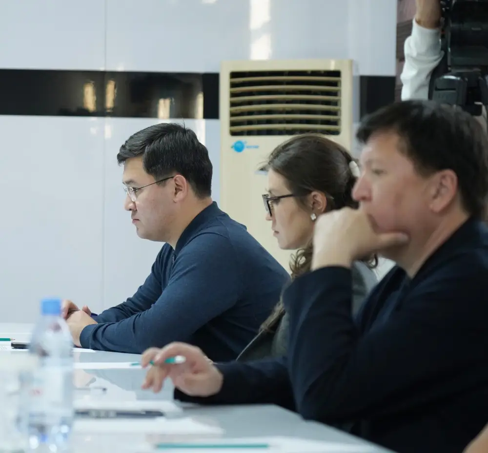 ПОЖАР В ТУРКЕСТАНСКОЙ ОБЛАСТИ: КАНАТ БОЗУМБАЕВ ПРОВЕЛ ЗАСЕДАНИЕ ПРАВИТЕЛЬСТВЕННОЙ КОМИССИИ (3)