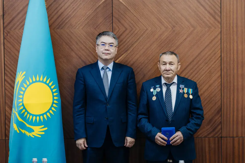 Аким Атырауской области вручил государственные награды работникам сельского хозяйства (4)