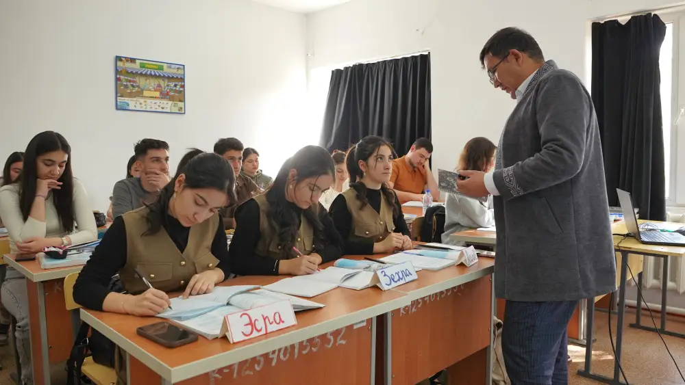 ТРОЙНЯШКИ ИЗ АЗЕРБАЙДЖАНА И ДВОЙНЯШКИ ИЗ КЫРГЫЗСТАНА ИЗУЧАЮТ КАЗАХСКИЙ ЯЗЫК В ТУРКЕСТАНЕ (4)