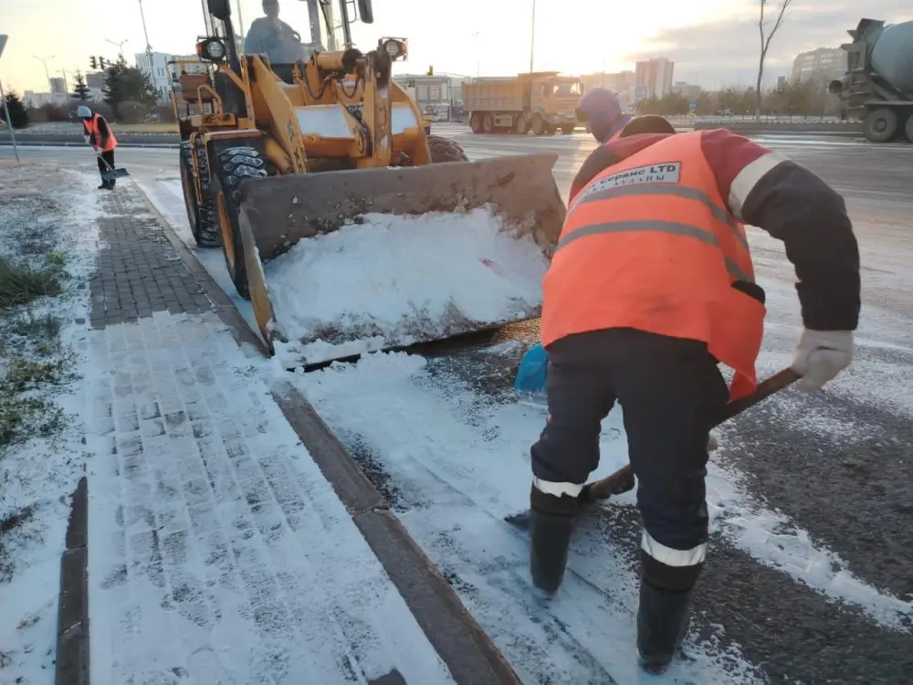Более 2 700 дорожных рабочих заняты в снегоуборочных работах в Астане (7)