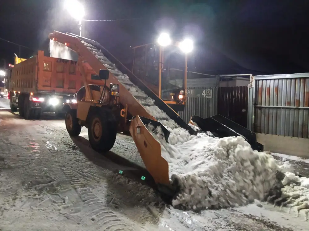 Около 500 единиц спецтехники задействуют в снегоуборке ночью в Астане (4)