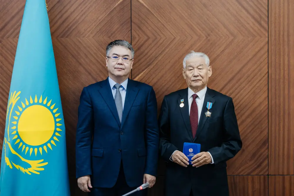 Аким Атырауской области вручил государственные награды работникам сельского хозяйства (5)