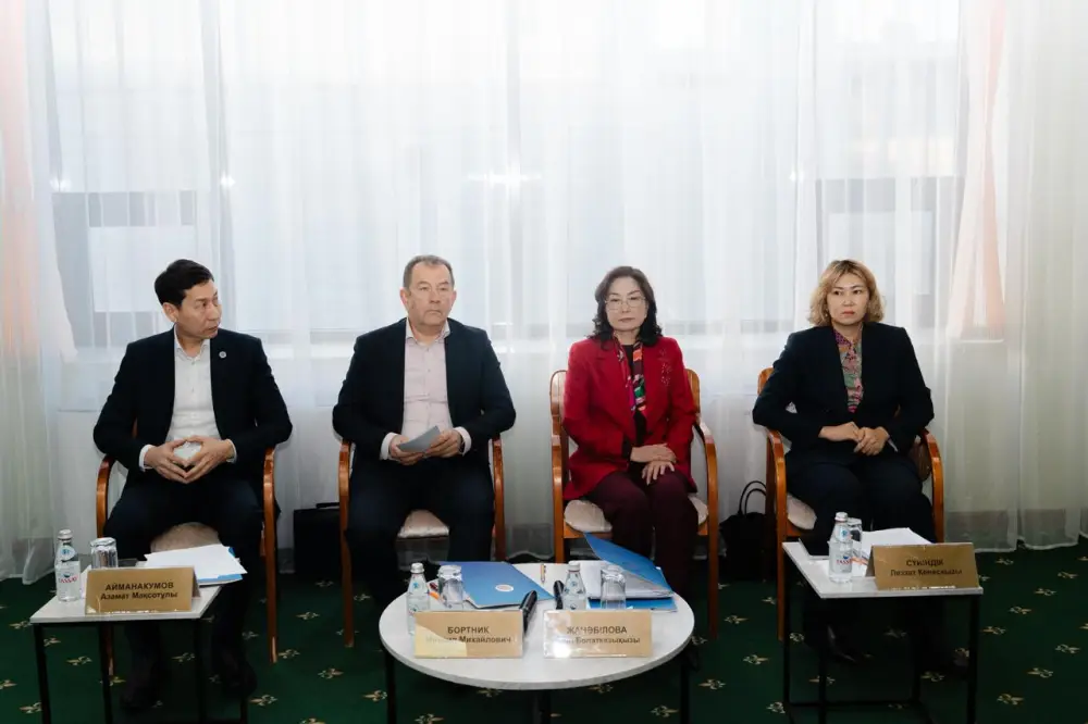 Члены ЦИК РК обсудили с молодежью из Клуба молодых избирателей при ТИК Астаны инициативы и проекты (3)