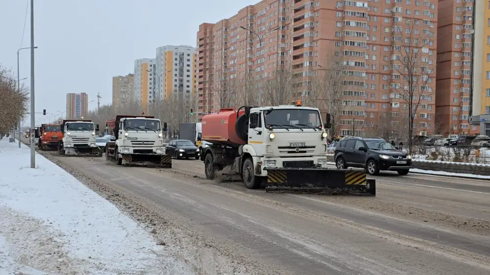 Более 3000 тонн техсоли и 14 000 рейсов: коммунальщики Астаны работают круглосуточно (3)