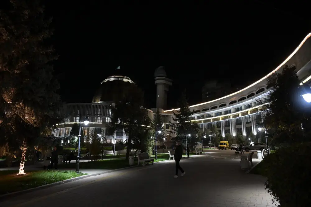 Дархан Сатыбалды осмотрел объекты вечерней подсветки (5)