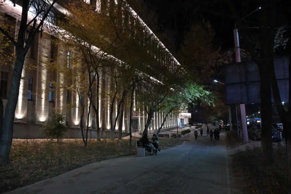 Дархан Сатыбалды осмотрел объекты вечерней подсветки (2)