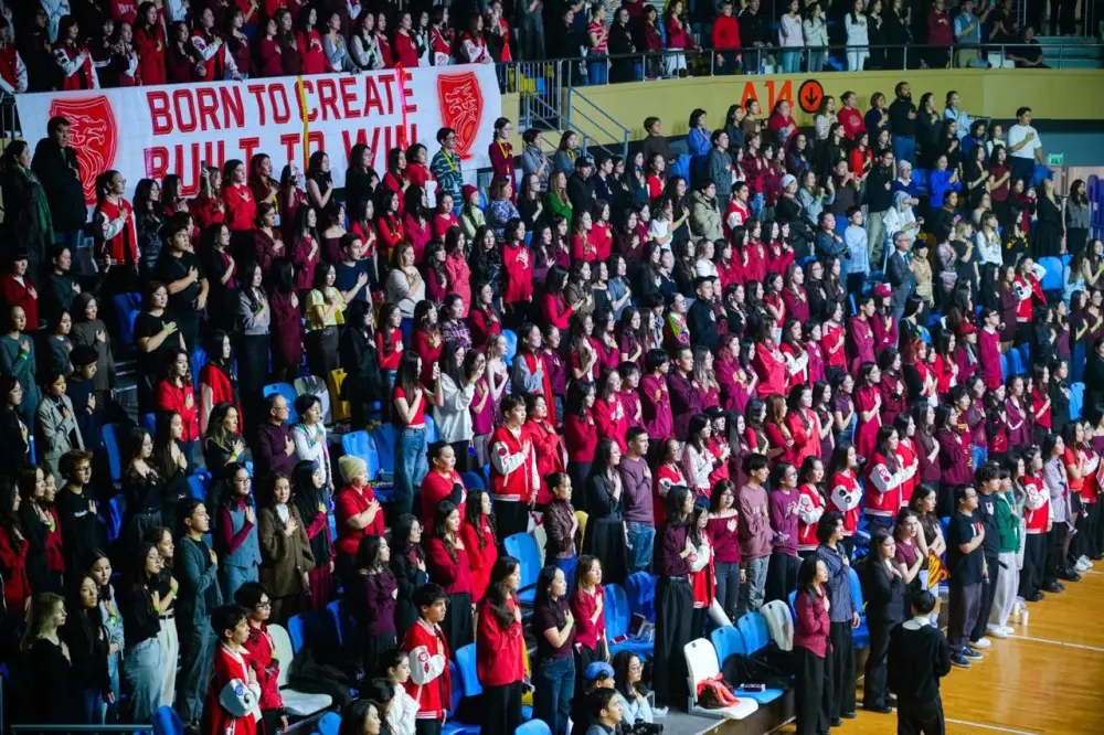 В Астане раскрыли самый большой флаг «Закон и порядок» на посвящении в студенты (6)