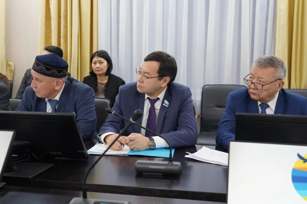 Аким Акмолинской области Марат Ахметжанов встретился с членами общественного совета (2)