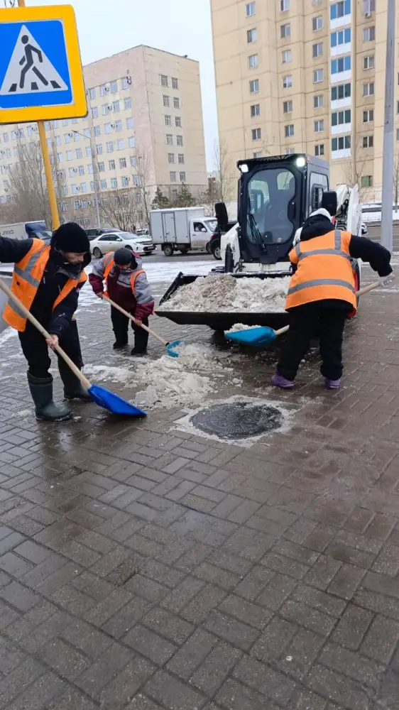 Более тысячи единиц спецтехники задействуют в уборке снега ночью в Астане (2)