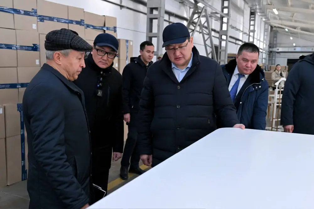 Аким области посетил предприятие по производству корпусной мебели (6)