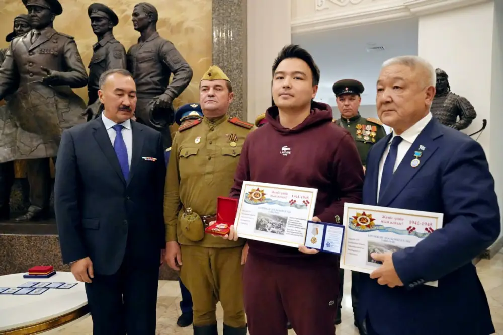 Потомкам казахстанских воинов вручили медаль «За доблесть и верность долгу» (4)