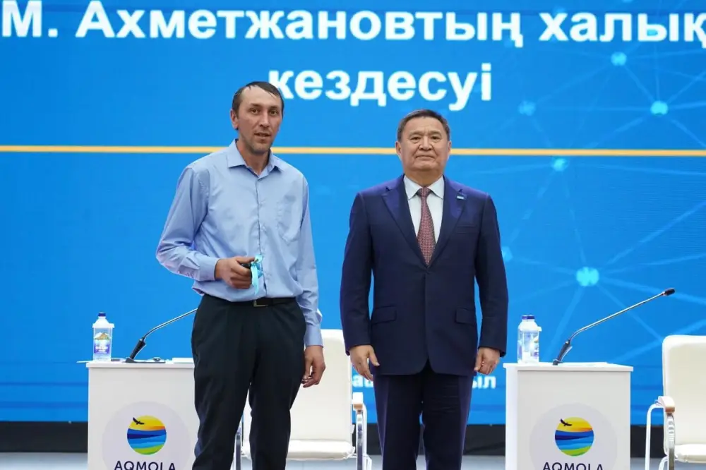 Встречу с населением Бурабайского района провел аким области Марат Ахметжанов (5)