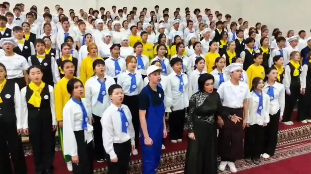 В Астане 700 студентов исполнили гимн рабочих профессий (4)