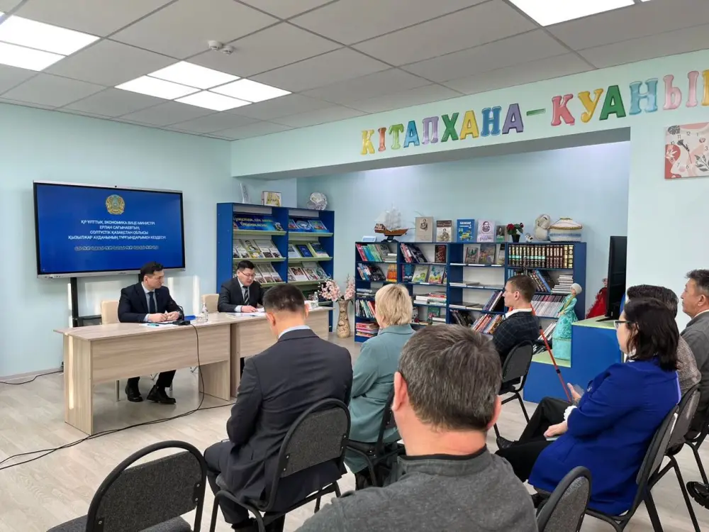 Вице-министр Ерлан Сагнаев встретился с жителями Кызылжарского района Северо-Казахстанской области. (3)