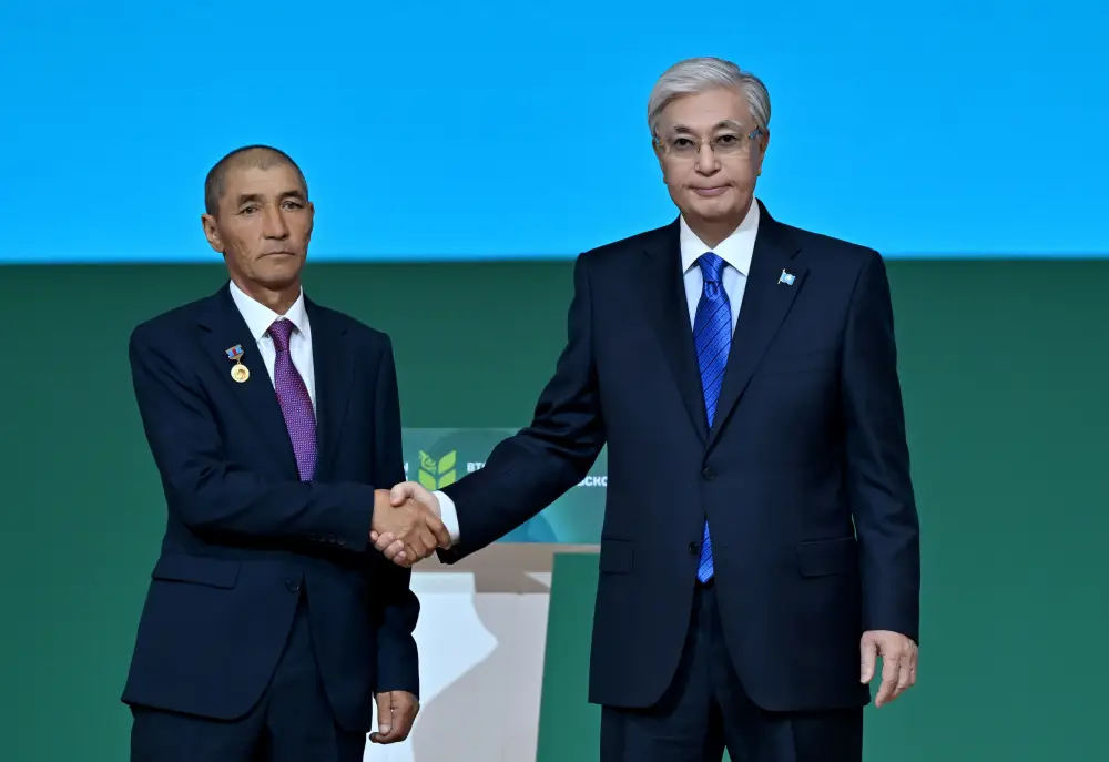 Касым-Жомарт Токаев вручил государственные награды работникам сельского хозяйства (2)