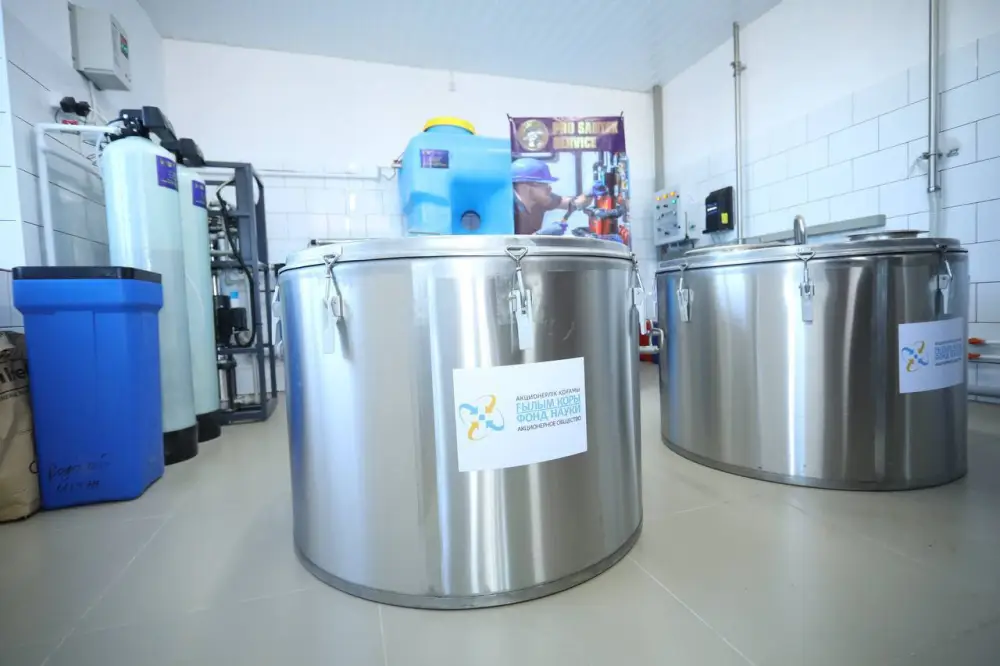 Нурдаулет Килыбай ознакомился с работой первого в Казахстане автоматизированного цеха по доению верблюдов. (8)