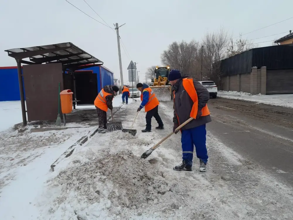 Более 3000 тонн техсоли и 14 000 рейсов: коммунальщики Астаны работают круглосуточно (2)