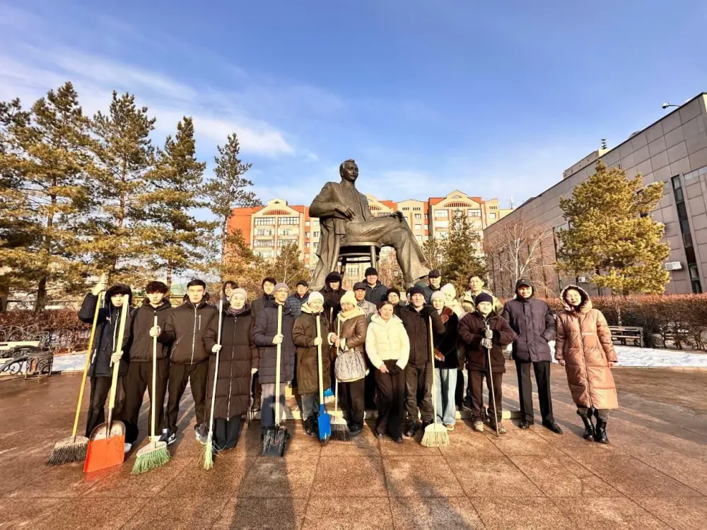 «Таза Қазақстан»: акцию чистоты провели у памятника Сакену Сейфуллину в Астане (4)