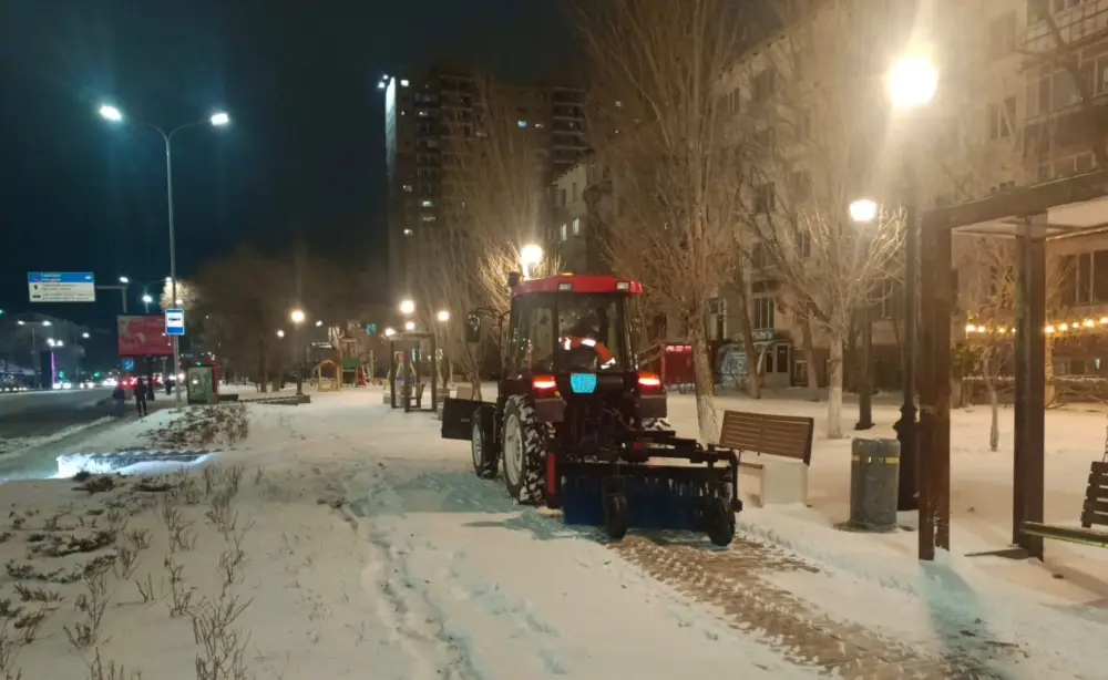 Более 1200 единиц спецтехники задействуют в снегоуборочных работах ночью в Астане (4)