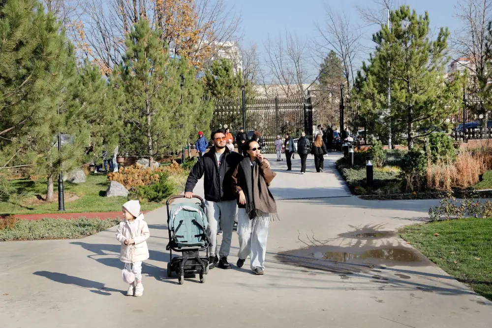 Дархан Сатыбалды посетил новый сквер в Алматы (3)