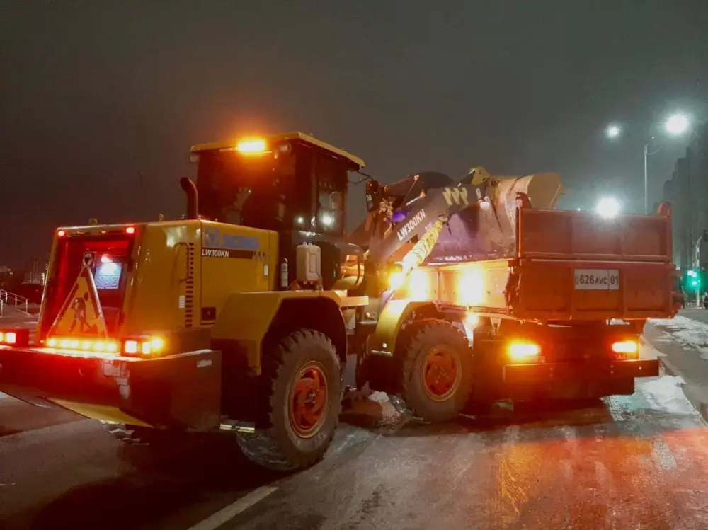 Более 2 700 дорожных рабочих заняты в снегоуборочных работах в Астане (2)