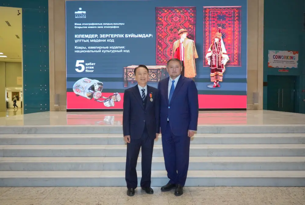 Указом Президента Ким Сонг Кёнг награжден орденом «Достык» II степени (2)