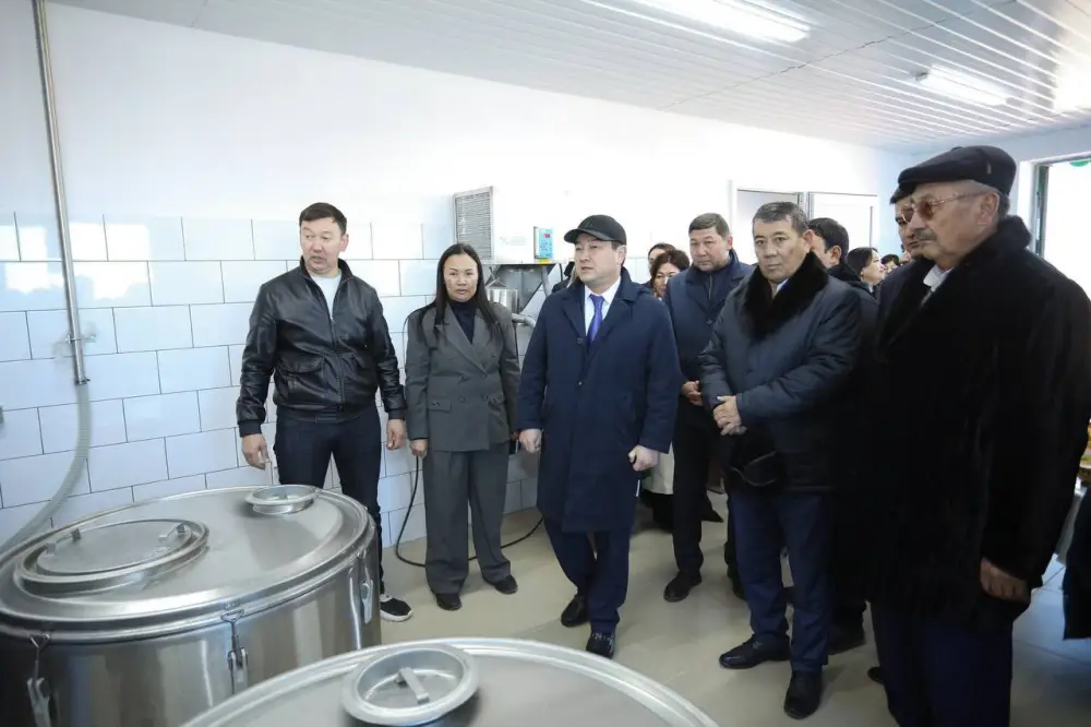 Нурдаулет Килыбай ознакомился с работой первого в Казахстане автоматизированного цеха по доению верблюдов. (10)