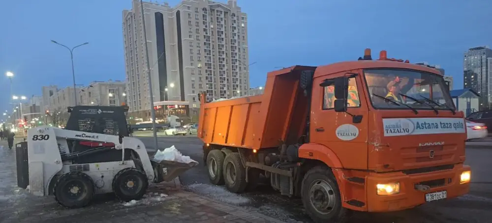 Почти 400 единиц спецтехники задействуют в снегоуборочных работах ночью в Астане (3)