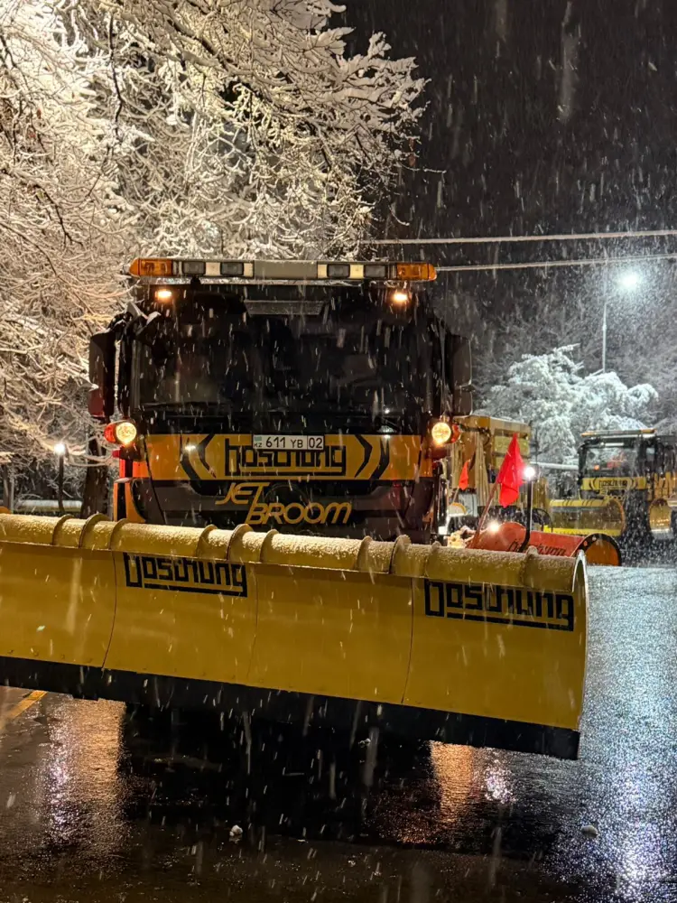 Коммунальные службы Алматы работают в усиленном режиме после снегопада (2)