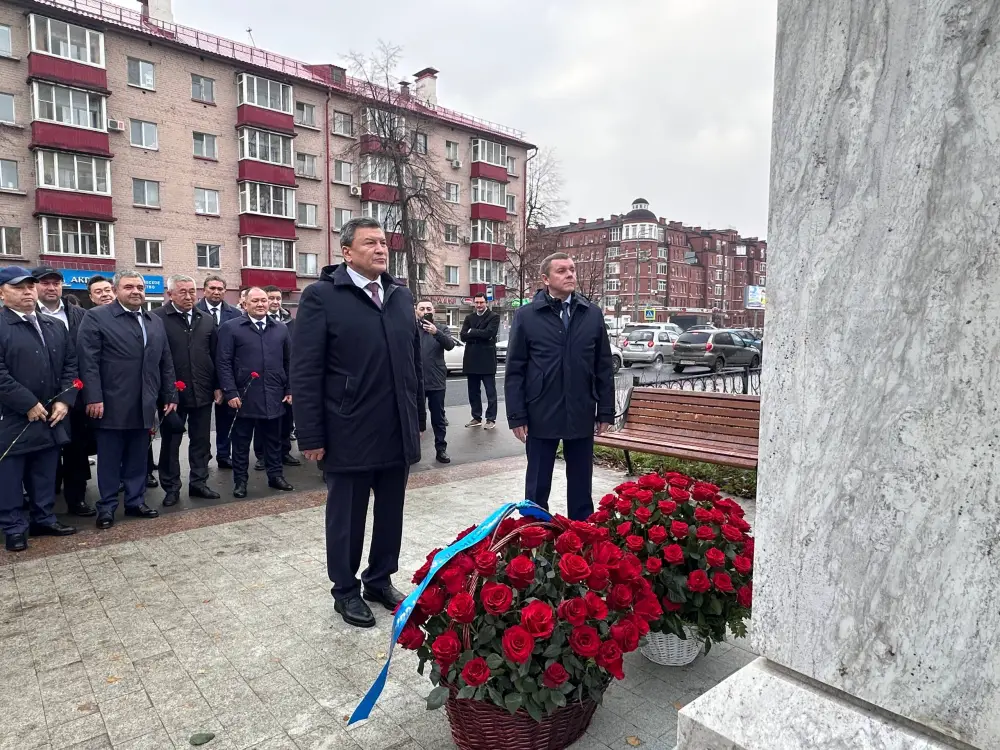 Делегация Северо-Казахстанской области во главе с Гауезом Нурмухамбетовым возложила цветы к памятнику великому казахскому писателю и мыслителю Абаю в городе Казань (4)