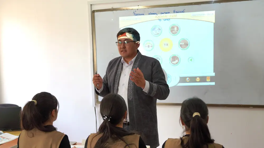 ТРОЙНЯШКИ ИЗ АЗЕРБАЙДЖАНА И ДВОЙНЯШКИ ИЗ КЫРГЫЗСТАНА ИЗУЧАЮТ КАЗАХСКИЙ ЯЗЫК В ТУРКЕСТАНЕ (7)