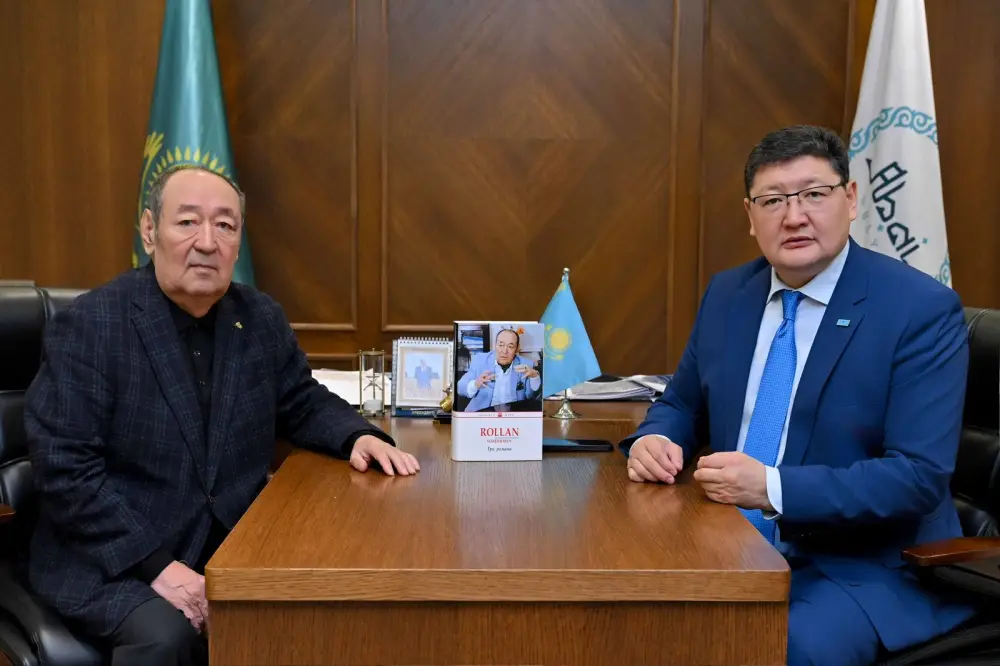 Аким области встретился с писателем Ролланом Сейсенбаевым (2)