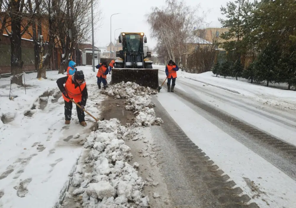 Свыше 1 100 единиц спецтехники задействуют в снегоуборочных работах ночью в Астане (2)