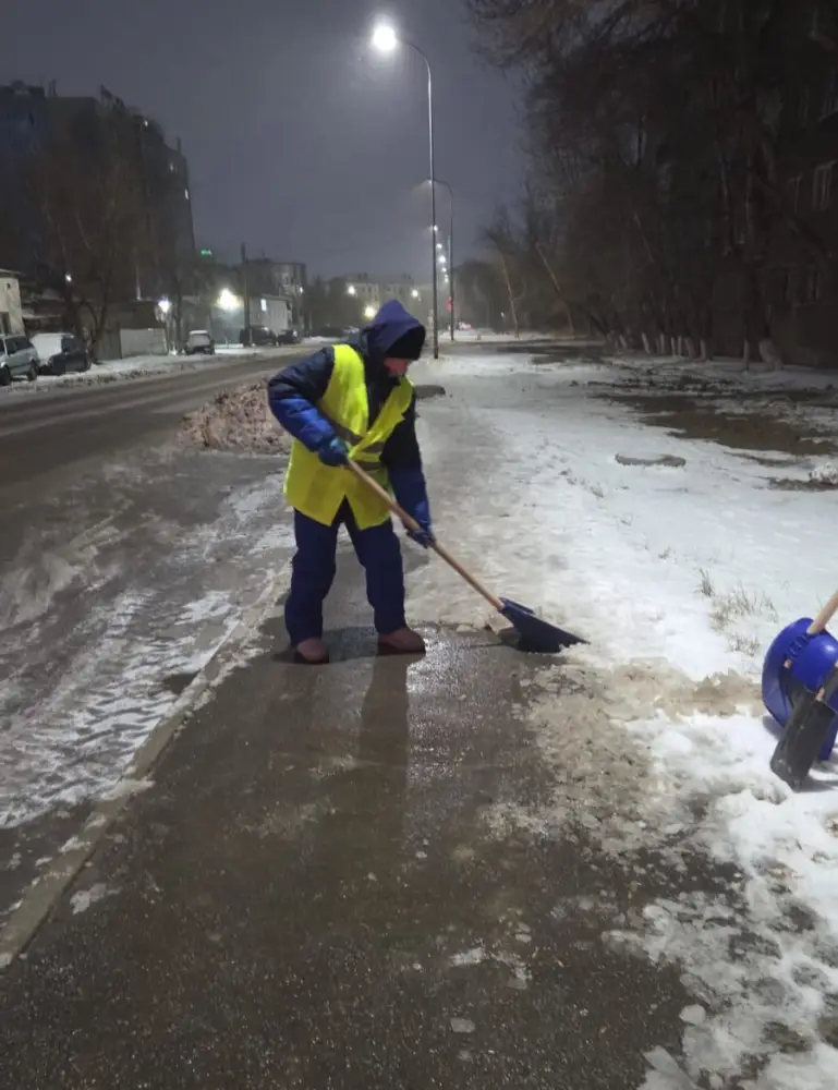 Более 700 единиц спецтехники задействуют в снегоуборочных работах ночью в Астане (2)