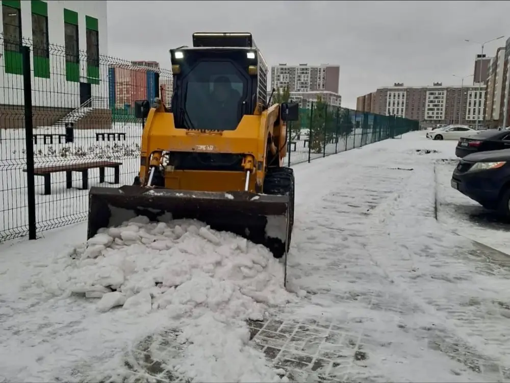Почти 3 000 коммунальщиков ведут работы по уборке снега и наледи в Астане (4)