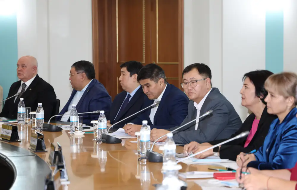 Депутаты, эксперты и представители госорганов обсудили вопросы повышения привлекательности воинской службы (4)