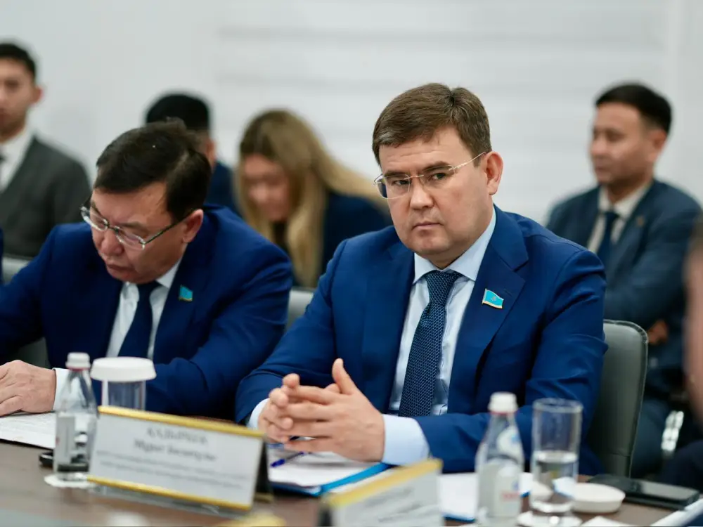 В Центре судебных экспертиз состоялась встреча Министра юстиции Ерлана Сарсембаева с депутатами Сената Парламента РК по вопросу развития судебно-экспертной деятельности и повышения качества экспертных услуг (3)