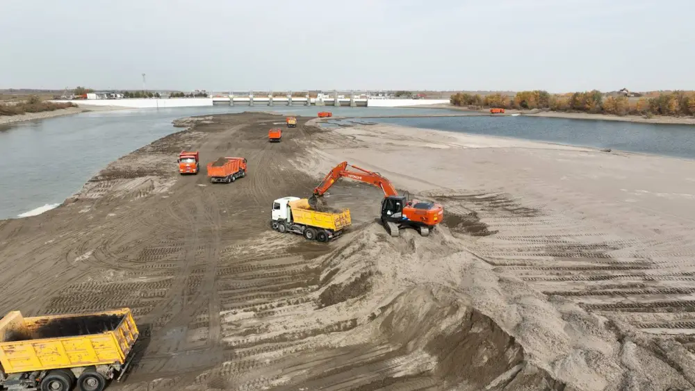 60 тыс. кубометров песка и гравия извлечены из Коксарайского контррегулятора для улучшения подачи воды в Кызылординскую область (9)