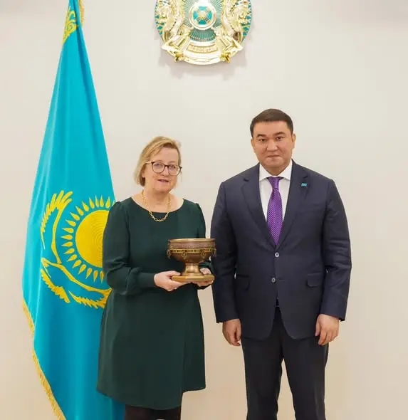 АКИМ ТУРКЕСТАНСКОЙ ОБЛАСТИ НУРАЛХАН КУШЕРОВ ВСТРЕТИЛСЯ С ПОСЛОМ ВЕЛИКОБРИТАНИИ В КАЗАХСТАНЕ (2)