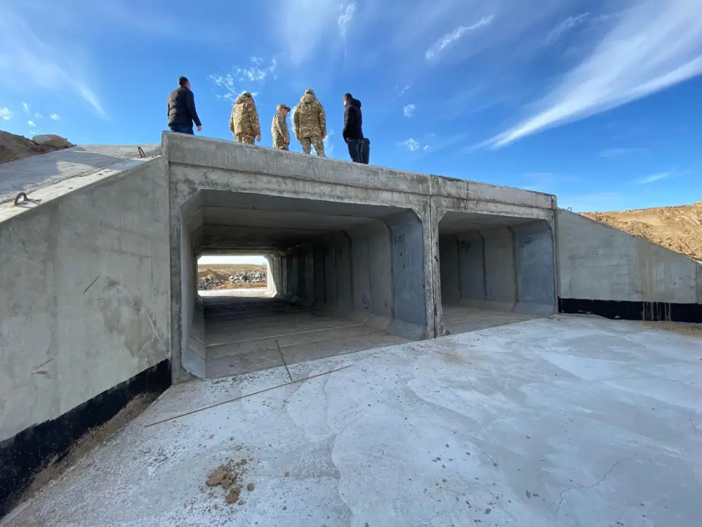 В рамках противопаводковых мер в Жетісу очищают русла рек и строят защитные дамбы (8)