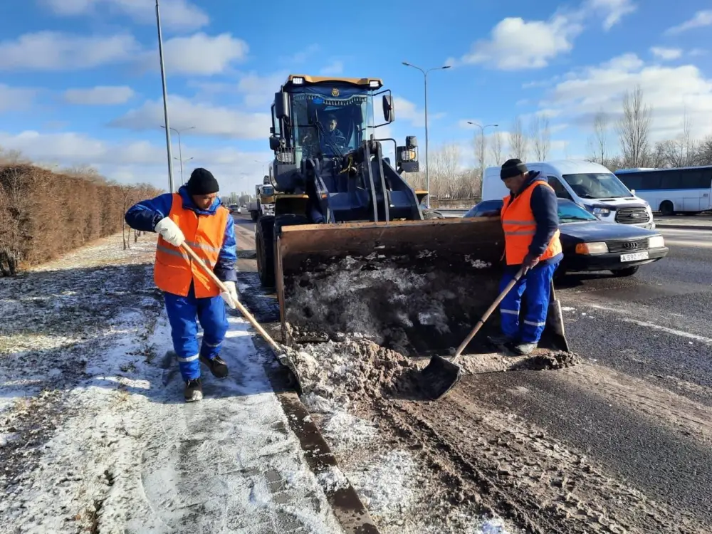 Больше тысячи кубометров снега вывезли из Астаны за день (7)