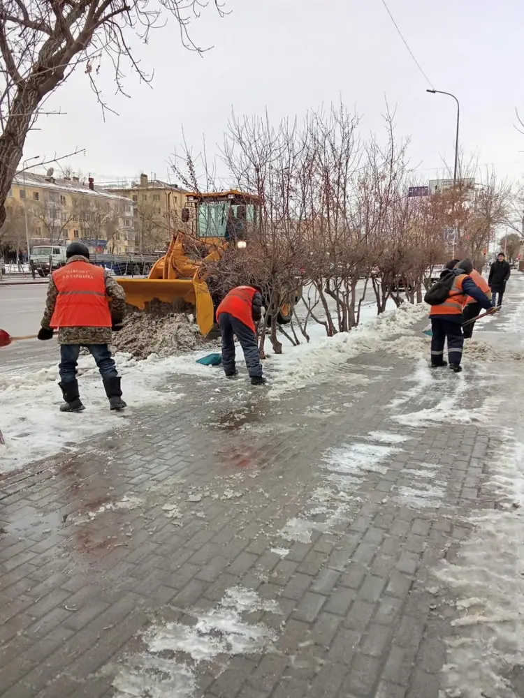 Мокрый снег и дождь: тысячи коммунальщиков заняты в снегоуборочных работах в Астане (2)