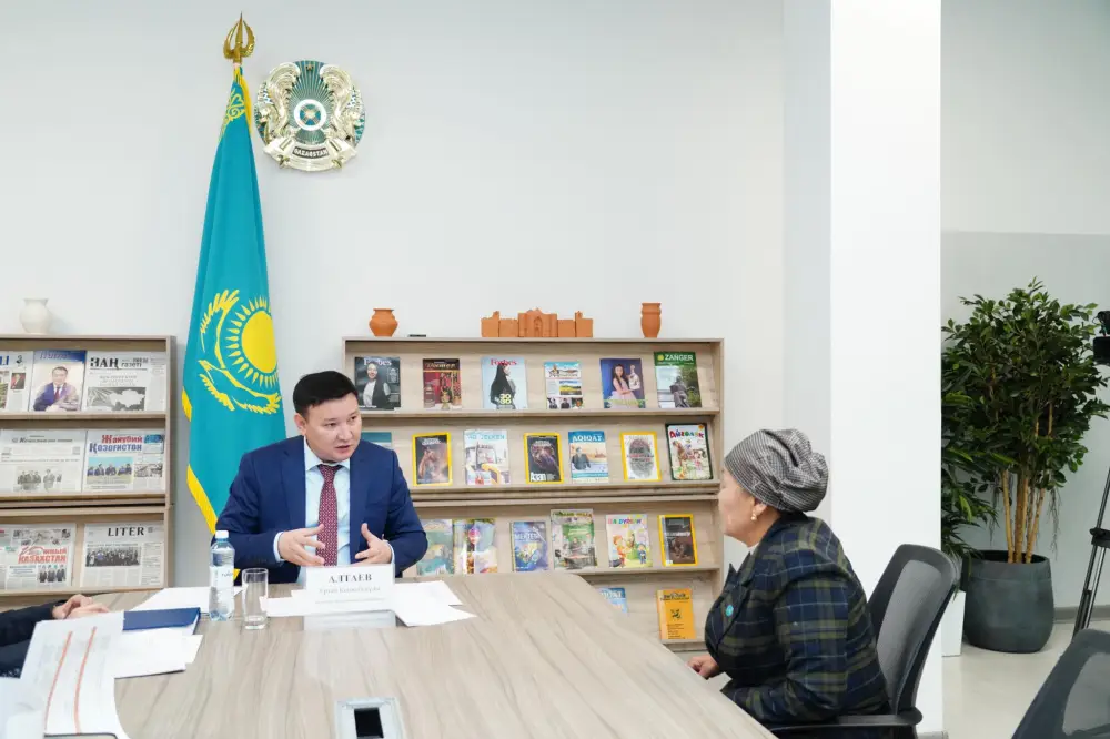 ЗАМЕСТИТЕЛЬ АКИМА ТУРКЕСТАНСКОЙ ОБЛАСТИ ЗАСЛУШАЛ ЖИТЕЛЕЙ (3)