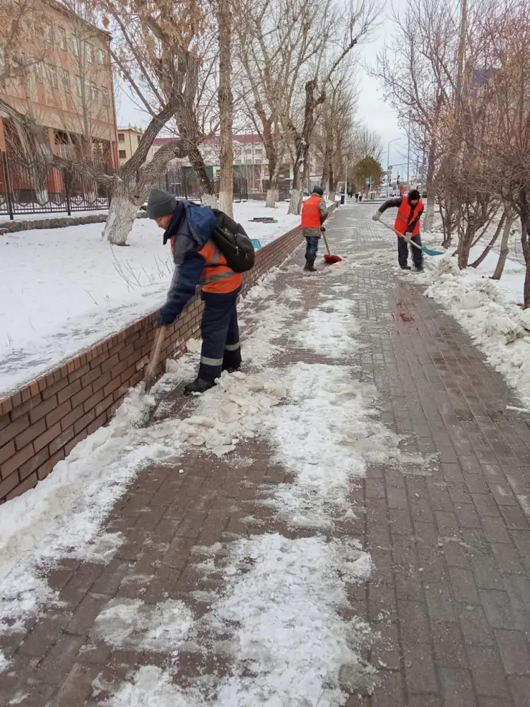 Более тысячи единиц спецтехники задействуют в уборке снега ночью в Астане (4)