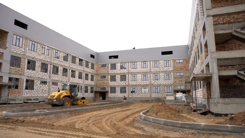 В мкр. Нурсая завершено 60% строительства новой поликлиники (5)