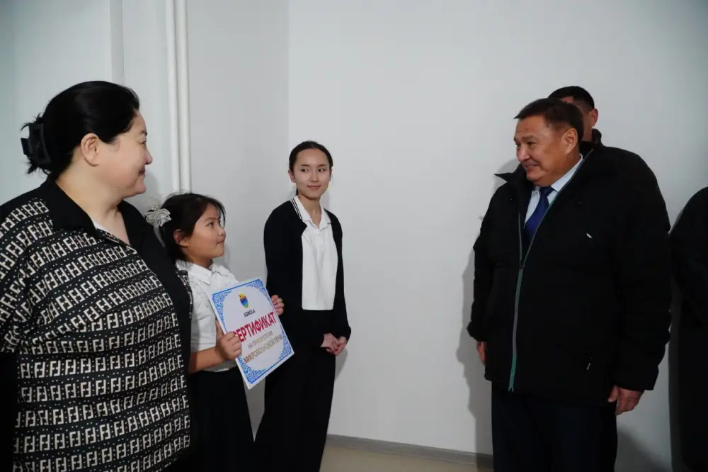 Марат Ахметжанов вручил ключи пострадавшим от паводка жителям села Зеренда (4)