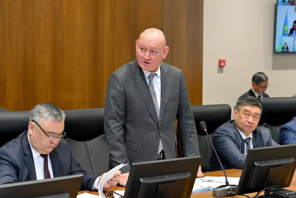 Рассмотрены вопросы реализации государственной молодежной политики и развития массового спорта в регионе (9)