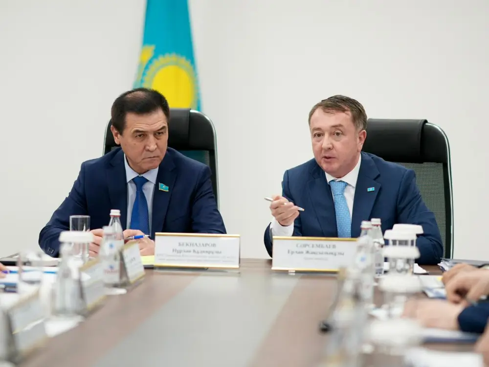 В Центре судебных экспертиз состоялась встреча Министра юстиции Ерлана Сарсембаева с депутатами Сената Парламента РК по вопросу развития судебно-экспертной деятельности и повышения качества экспертных услуг (8)