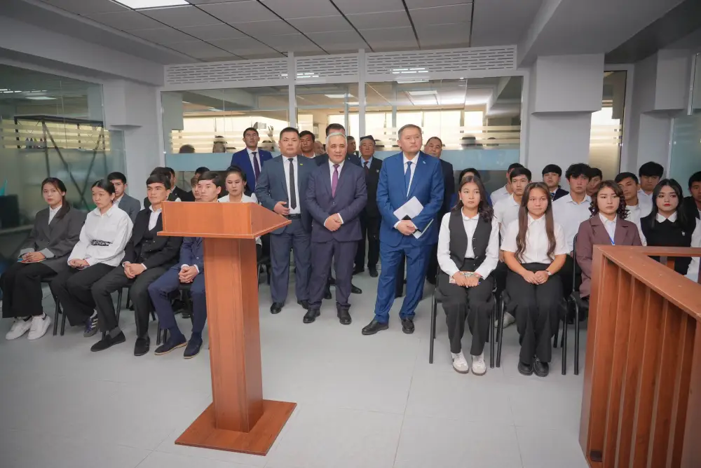 Министр науки и высшего образования Казахстана ознакомился с работой Чирчикского филиала ЮКИУ (6)